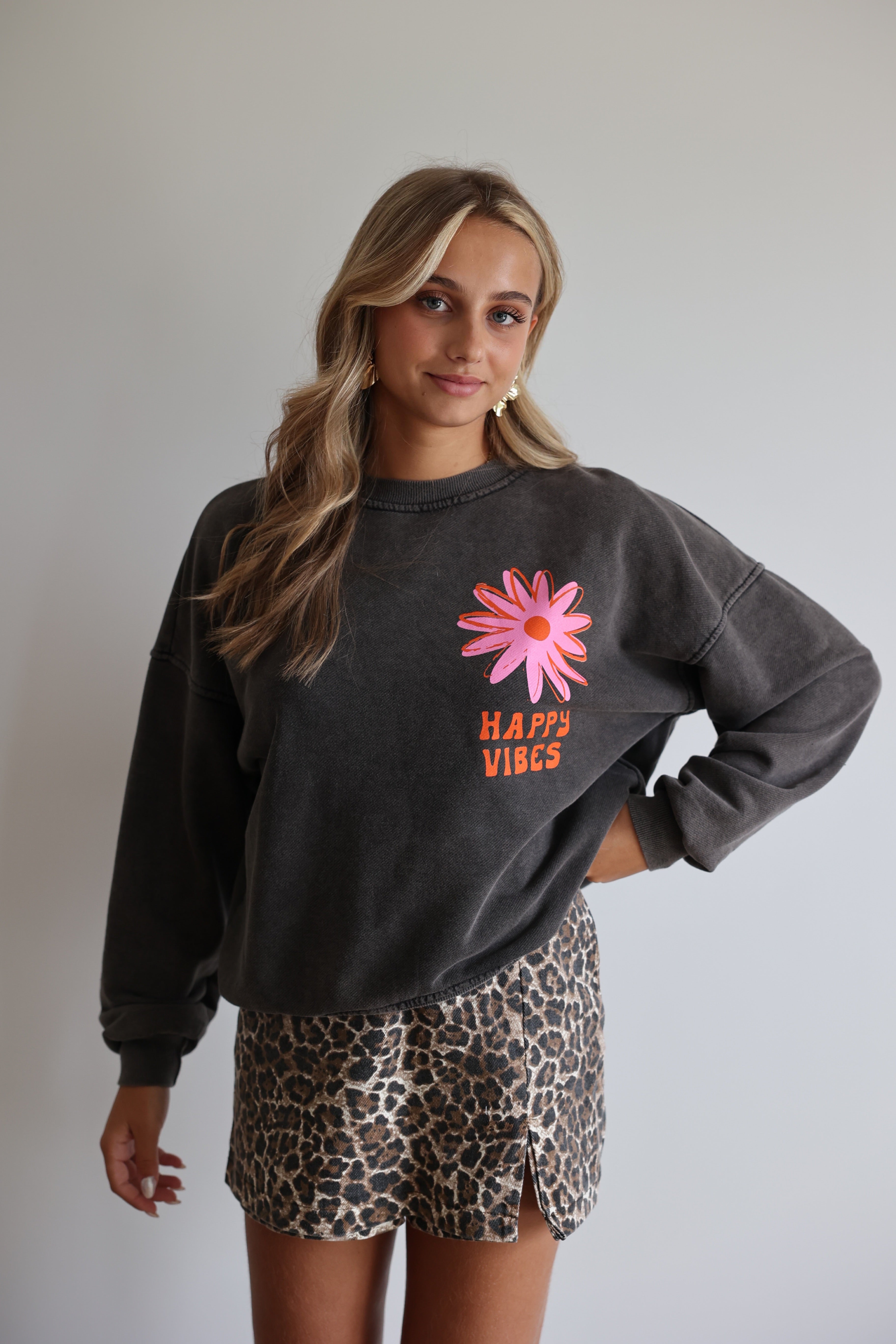 HAPPY VIBES SWEATSHIRT - GREY