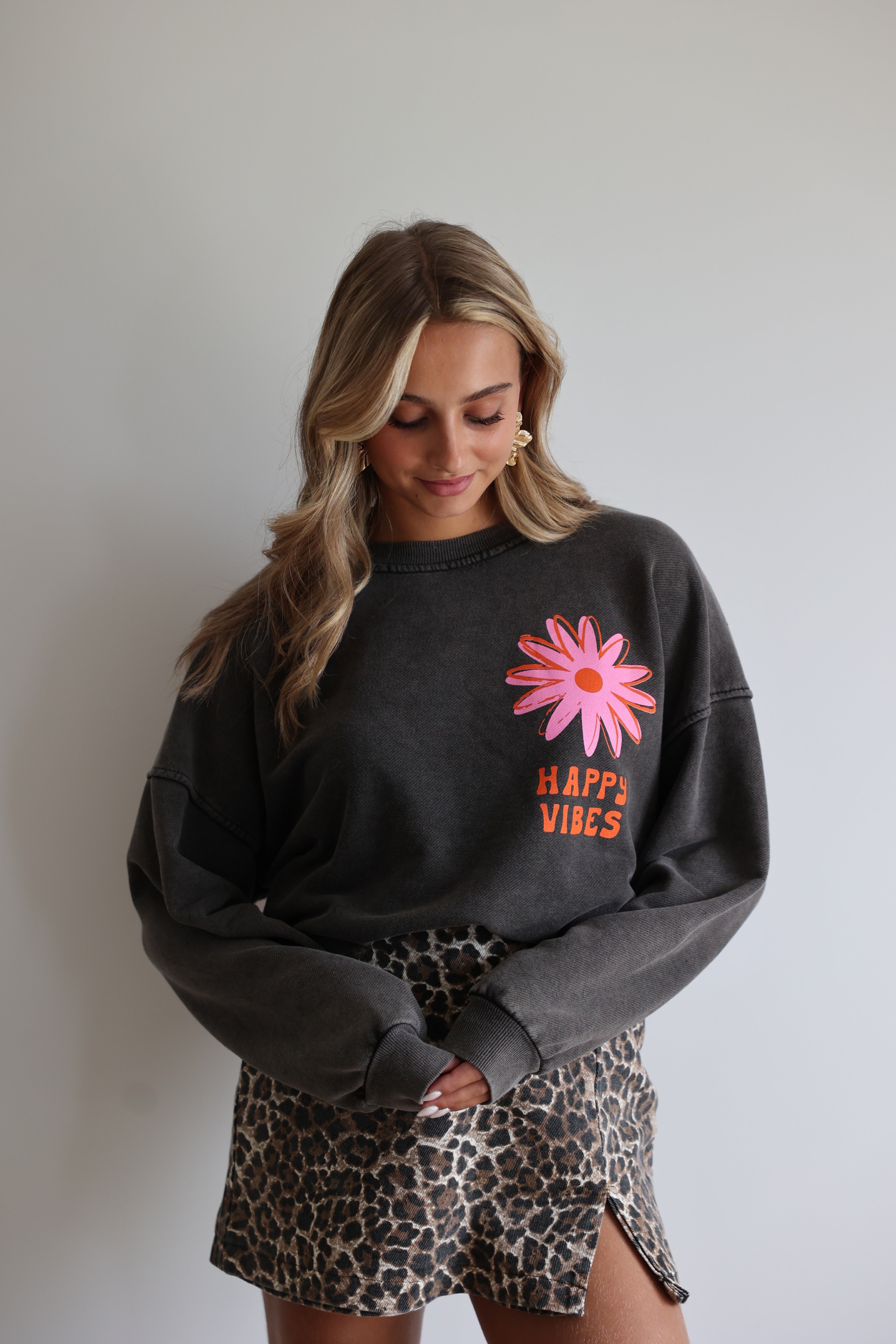 HAPPY VIBES SWEATSHIRT - GREY