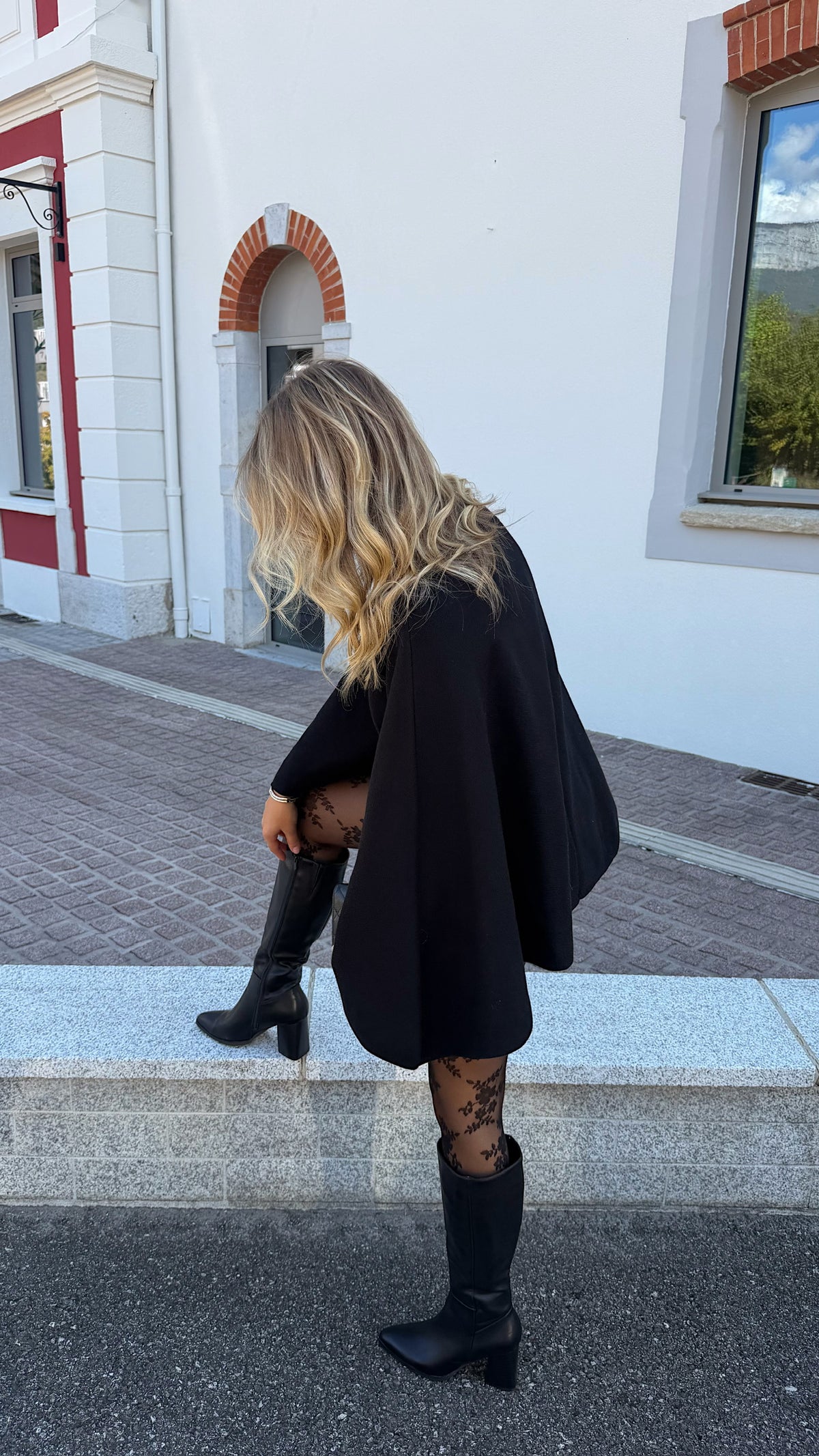 LEYNA CAPE - BLACK