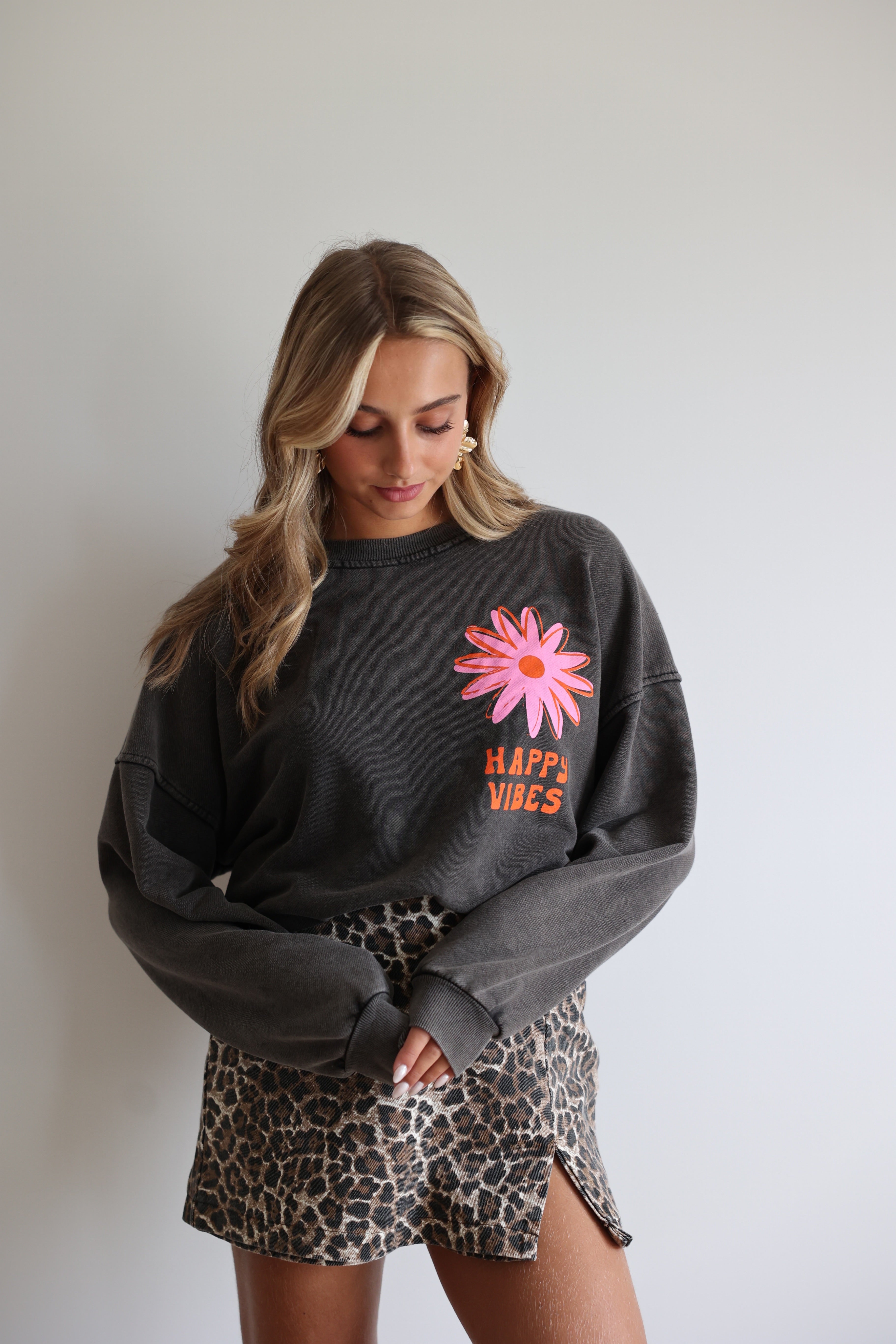 HAPPY VIBES SWEATSHIRT - GREY