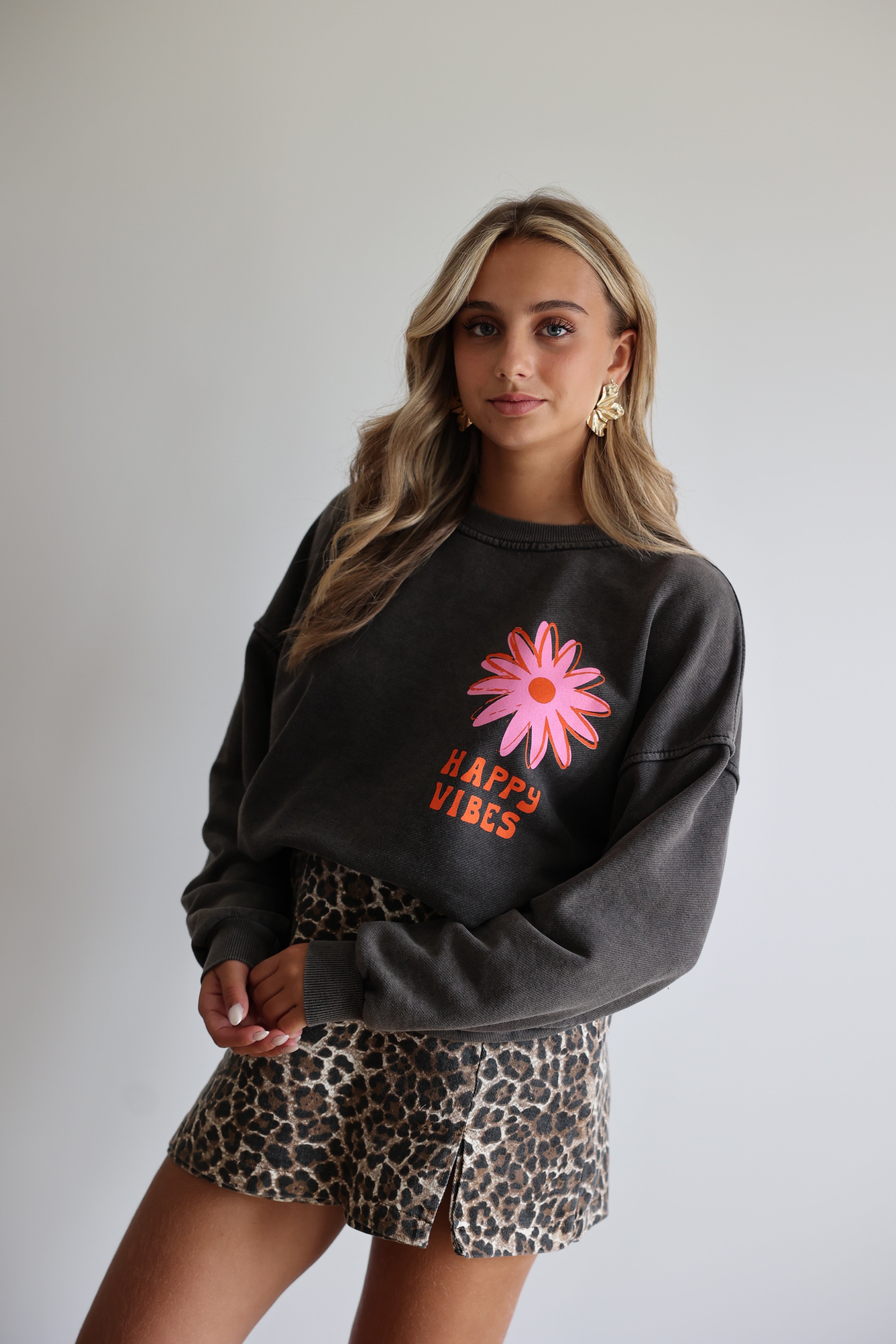 HAPPY VIBES SWEATSHIRT - GREY