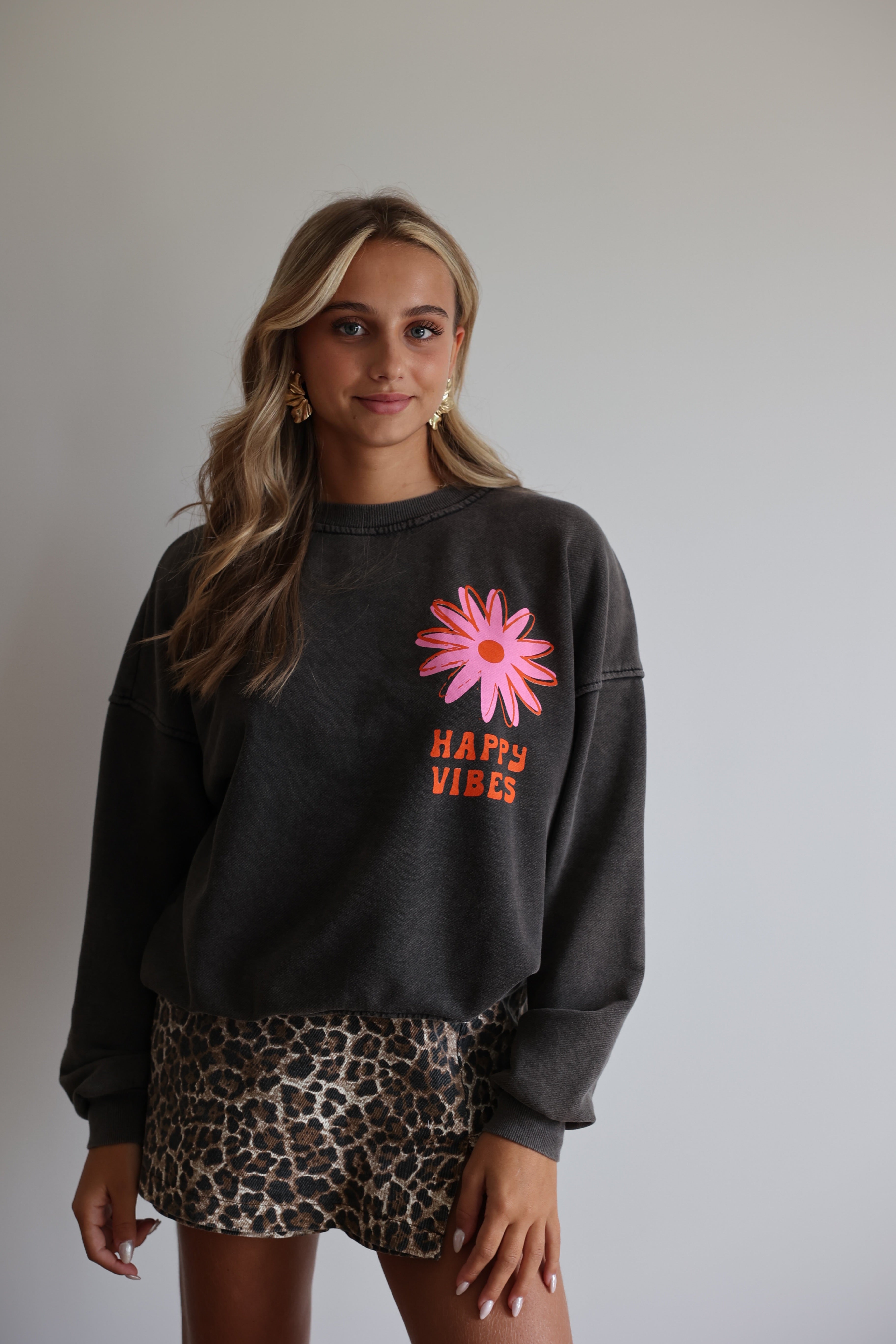 HAPPY VIBES SWEATSHIRT - GREY