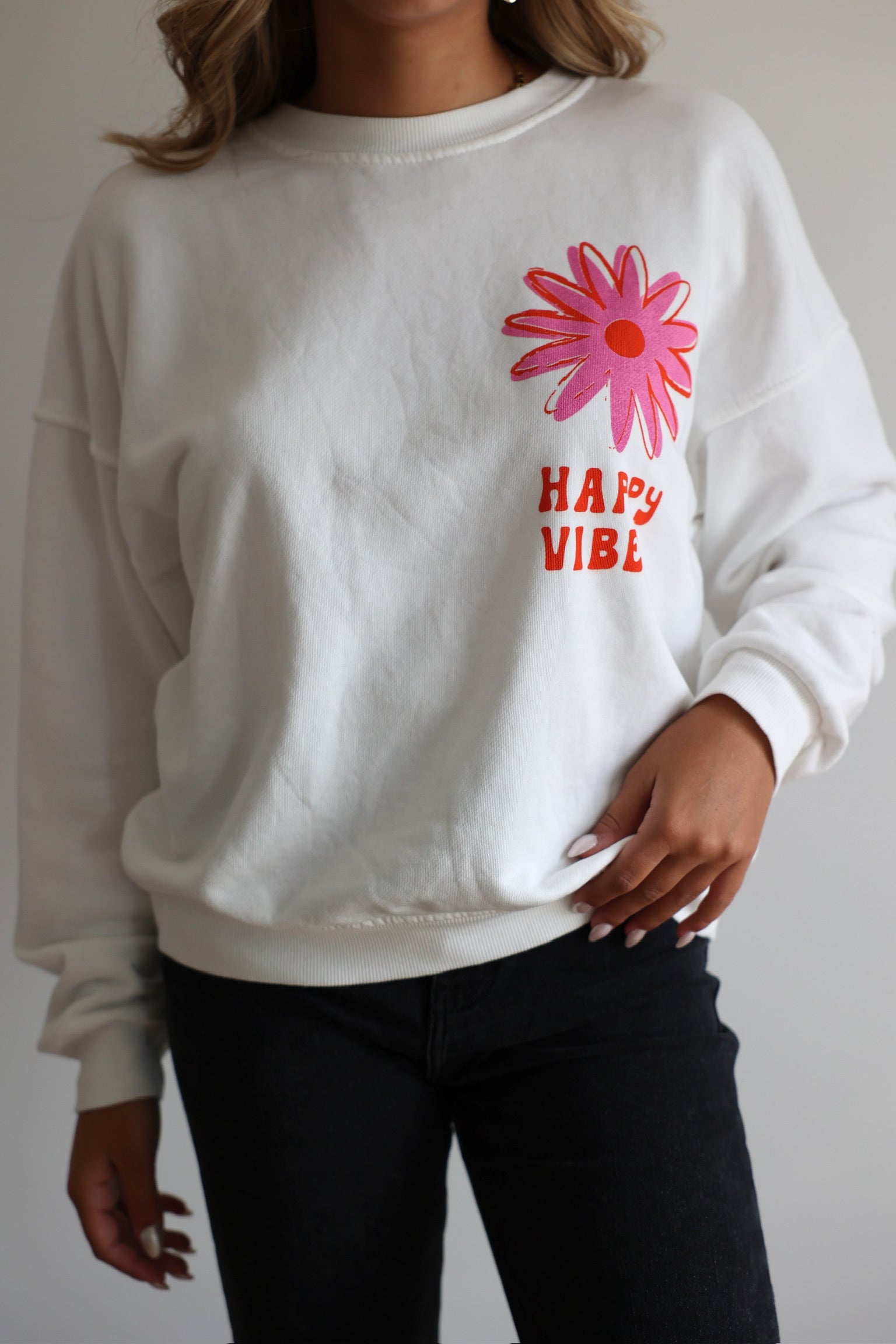 HAPPY VIBES SWEATSHIRT - WHITE