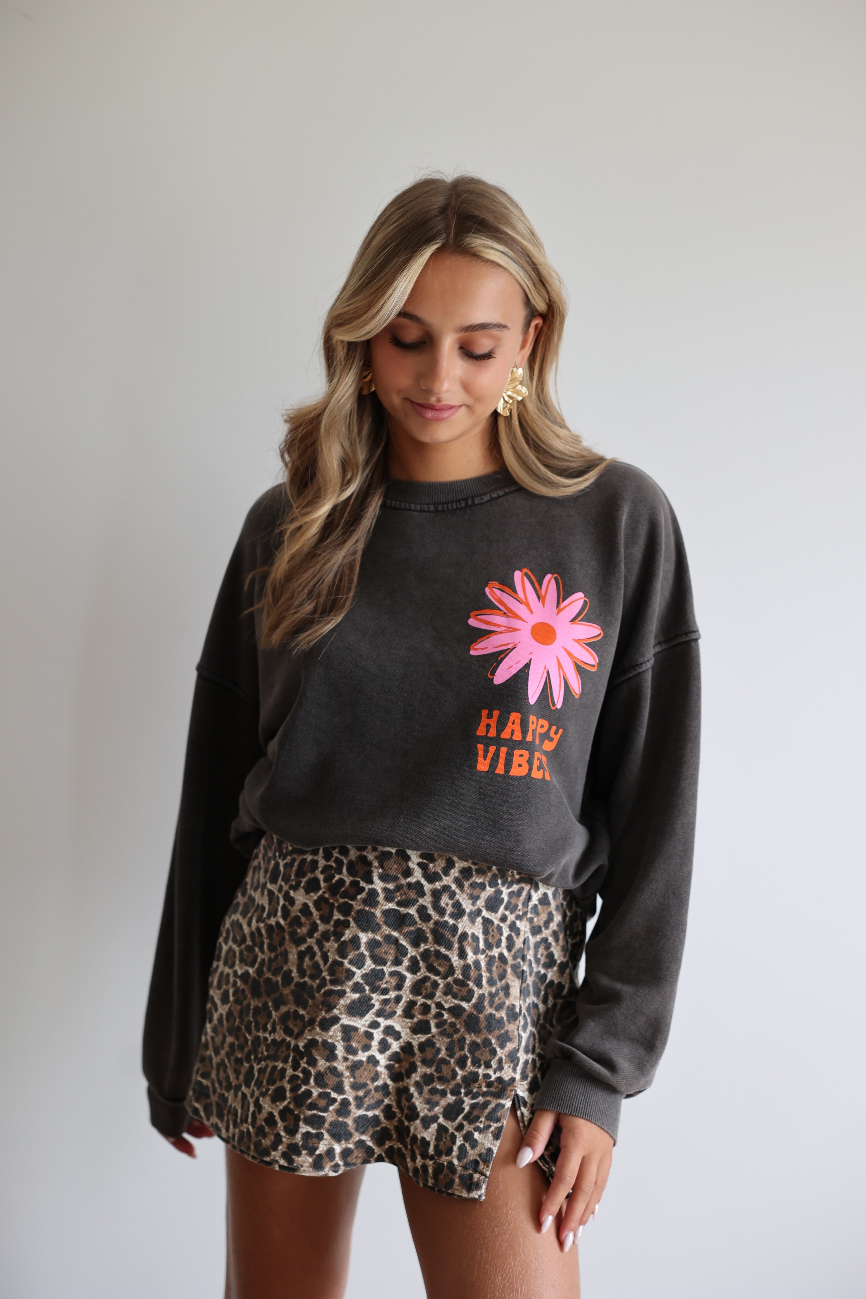 HAPPY VIBES SWEATSHIRT - GREY